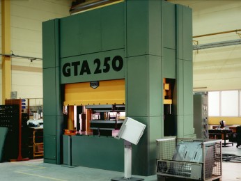 Großraumpresse GTA-250, wurde im Rahmen eines Forschungsprojektes mit der Universität Hannover entwickelt