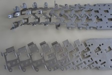 Im Folgeverbundwerkzeug hergestellte Schlossteile für Schließanlagen mit automatischer Gewindeschneid- oder Gewindeformeinrichtung